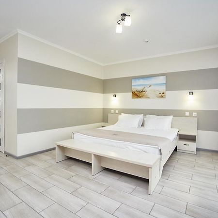 Family Hotel Happy Inn Zatoka Esterno foto
