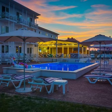 Family Hotel Happy Inn Zatoka Esterno foto