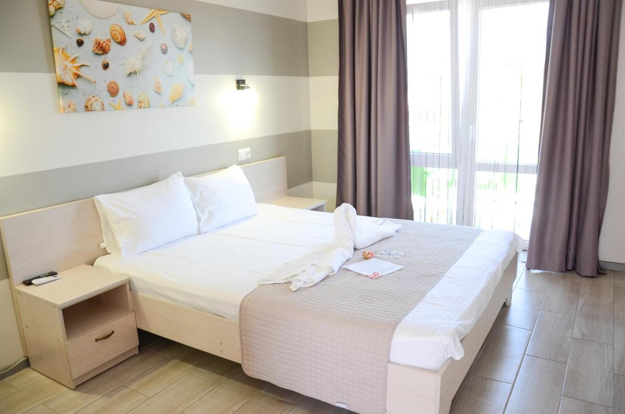 Family Hotel Happy Inn Zatoka Esterno foto