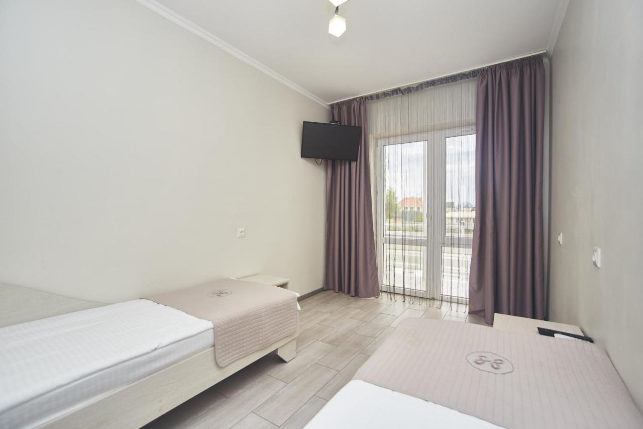 Family Hotel Happy Inn Zatoka Esterno foto
