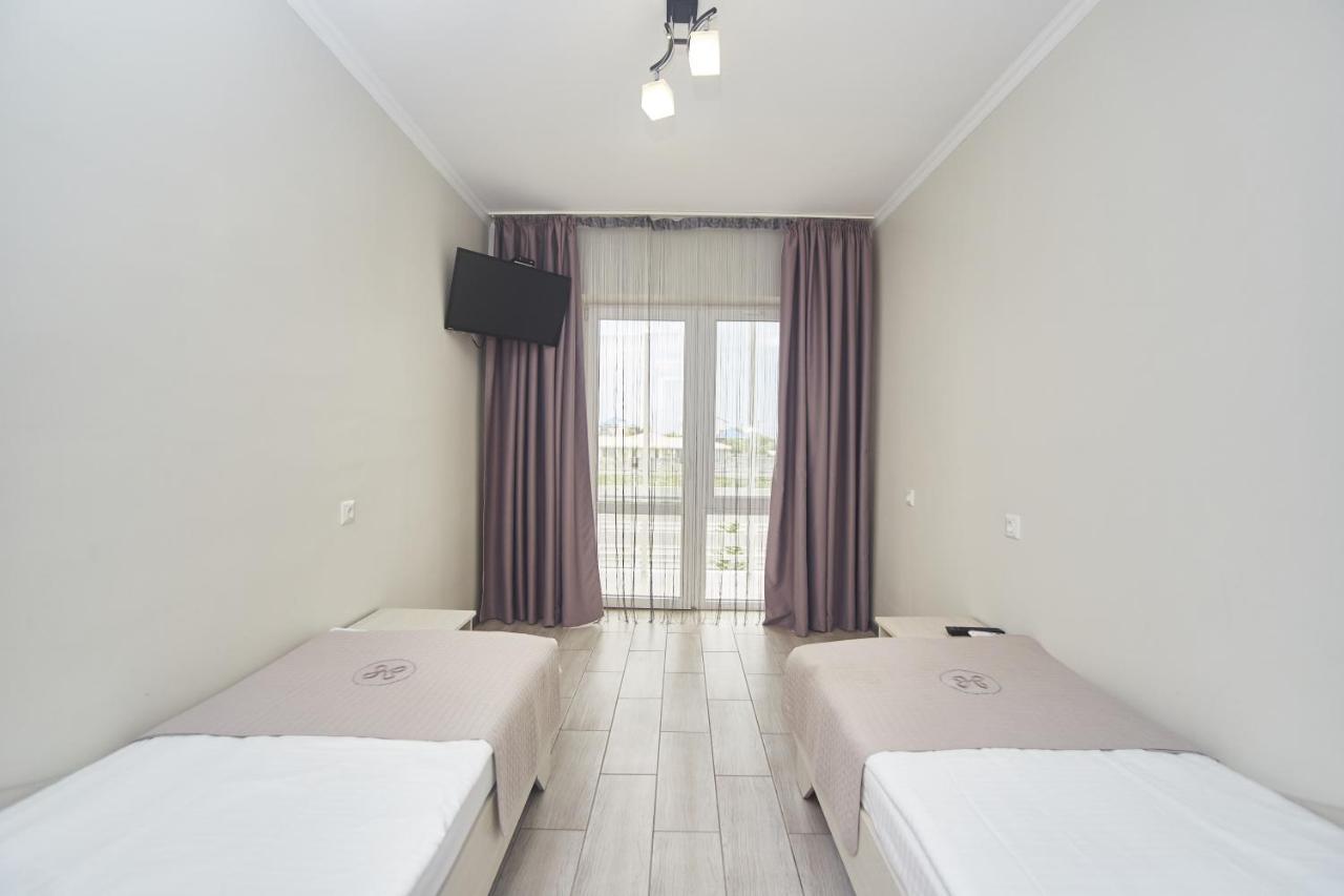 Family Hotel Happy Inn Zatoka Esterno foto