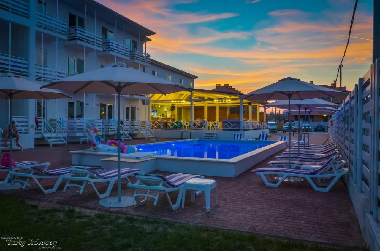 Family Hotel Happy Inn Zatoka Esterno foto